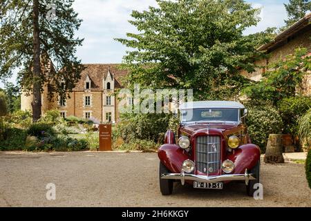 Bordeaux, Frankreich - 2019: Retro-Auto Auburn 654 steht auf einem wunderschönen Hintergrund des alten Schlosses. Luxuriöses, teures rotes Auto. Seltener amerikanischer Auto-BH Stockfoto