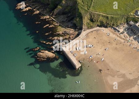 Luftaufnahme des Dorfanhafens Gorran Haven, Cornwall Stockfoto