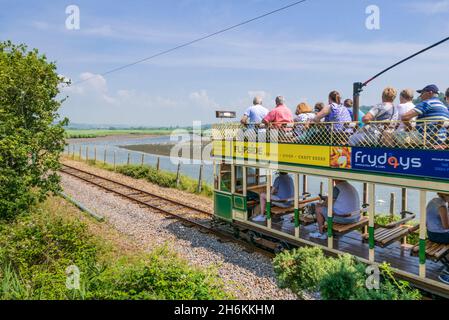 Historische Straßenbahn auf der Strecke neben den Seaton Feuchtgebieten auf der historischen Seaton Straßenbahn Seaton Devon England GB Europa Stockfoto