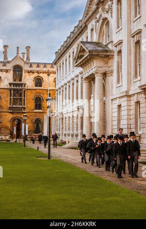 Kings College Chorknaben diese formelle Uniform zusammen laufen neben dem Gibbs Gebäude in Kings College Cambridge. Stockfoto