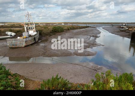 Altes Fischerboot auf Grund von Mow Creek Brancaster Staithe Harbour North Norfolk England Stockfoto