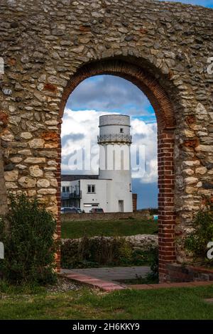 Hunstanton Kapelle gewölbte Ruine Eingang zeigt den alten Leuchtturm durch die Kirche Torbogen Hunstanton Nord Norfolk England Stockfoto