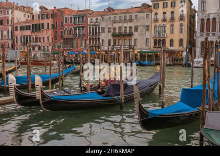 Gondeln am Canale Grande in Venedig, Italien Stockfoto