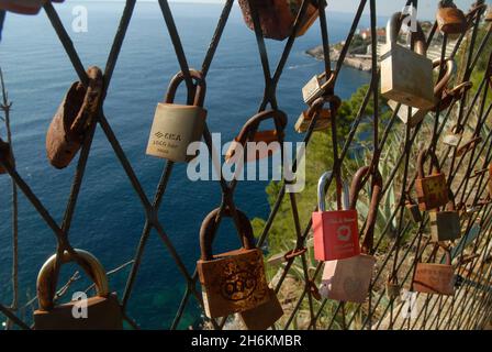Liebe Vorhängeschlösser an einem Zaun befestigt, Dubrovnik, Kroatien. Stockfoto