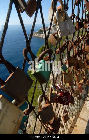 Liebe Vorhängeschlösser an einem Zaun befestigt, Dubrovnik, Kroatien. Stockfoto
