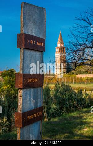 Sign st Mazzorbo befindet sich neben Burano und ist über eine Holzbrücke, die von den Einheimischen Ponte Longo genannt wird, mit der Hauptinsel verbunden. Venedig, Italien, Europa Stockfoto