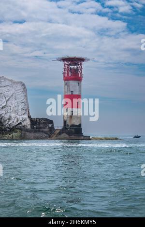 The Needles und Red and White Lighthouse auf der Solent auf der Isle of Wight Hampshire England Stockfoto