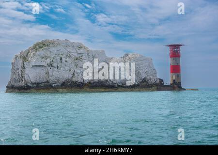 Die Nadeln und der rot-weiße Leuchtturm auf dem Solent auf der Isle of Wight Hampshire England Stockfoto