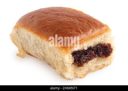 Böhmische Hefe-Brötchen gefüllt mit Pflaumenmarmelade isoliert auf weiß. Stockfoto