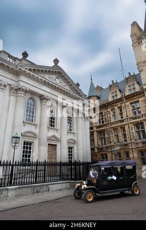 Ein elektrisches Modell TS-Auto parkte vor dem Senatshaus und der Hochschule von Gonville und Caius. Wird für grüne Touren rund um Cambridge England genutzt Stockfoto