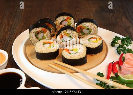 Hot roll Sashimi japanische Lebensmittel auf hölzernen Hintergrund Stockfoto
