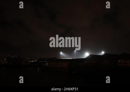 NOTTINGHAM, GROSSBRITANNIEN. NOVEMBER. Ein allgemeiner Blick auf das Stadionlicht aus der Ferne vor dem 1. Replay-Spiel des Emirates FA Cup zwischen Notts County und Rochdale im Meadow Lane Stadium, Nottingham am Dienstag, dem 16. November 2021. (Kredit: James Holyoak) Stockfoto