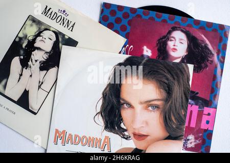 Bilderhüllen einer Auswahl von 7-Zoll-Vinyl-Singles, die von Madonna veröffentlicht wurden Stockfoto