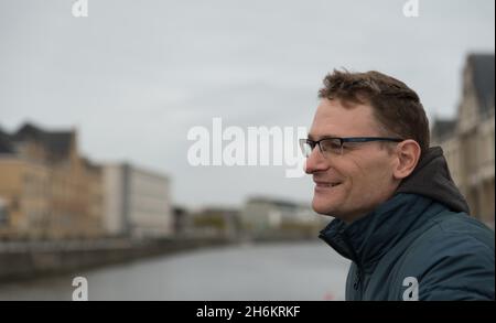 Porträt eines selbstbewussten Mannes am Ufer der Schelde Stockfoto