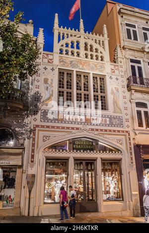 PORTO, PORTUGAL - 16. OKTOBER 2017: Abendansicht der Livraria Lello Buchhandlung in Porto, Portugal. Stockfoto