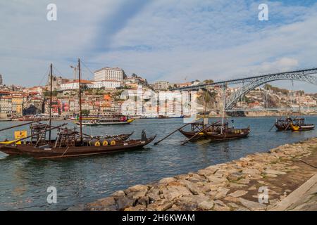 PORTO, PORTUGAL - 18. OKTOBER 2017: Dom Luis Brücke über den Douro Fluss in Porto, Portugal. Portwein-Trägerboote auf dem Fluss. Stockfoto