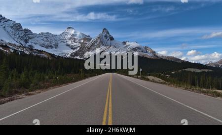 Abnehmende Perspektive des berühmten Icefields Parkway (Highway 93) im Banff National Park, Alberta, Kanada in den Rocky Mountains mit Mount Athabasca. Stockfoto