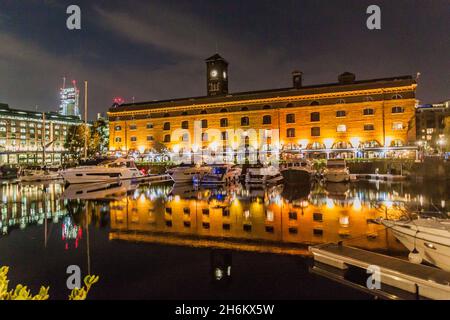 Nachtansicht der St. Katharine Docks in London, Großbritannien Stockfoto