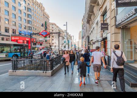 MADRID, SPANIEN - 21. OKTOBER 2017: Eingang zur Metrostation Callao in Madrid. Stockfoto