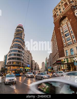 MADRID, SPANIEN - 21. OKTOBER 2017: Verkehr auf der Grand Via Straße in Madrid. Stockfoto