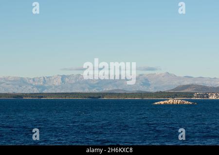Panoramablick vom Meer auf die kroatische Küste und das Velebit-Gebirge, in der Nähe von Pakostane in Dalmatien Stockfoto