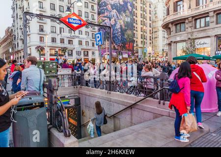 MADRID, SPANIEN - 21. OKTOBER 2017: Eingang zur Metrostation Callao in Madrid. Stockfoto