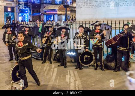 MADRID, SPANIEN - 21. OKTOBER 2017: Mariachi-Gruppe auf dem Platz Puerta del Sol in Madrid. Stockfoto