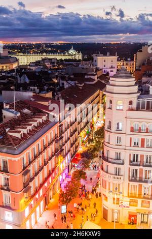 MADRID, SPANIEN - 22. OKTOBER 2017: Skyline von Madrid bei Sonnenuntergang, Spanien Stockfoto