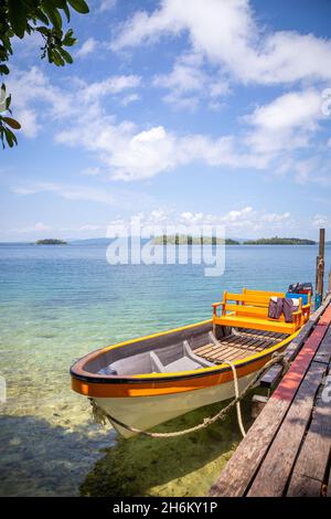 LAGUNE VON MAROVO, SALOMONEN - 03. Jan 2016: Boot an der Anlegestelle der Matikuri Ecolodge in der Lagune von Marovo, einer großen Salzwasserlagune im Westen von Pr Stockfoto