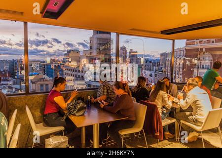 MADRID, SPANIEN - 22. OKTOBER 2017: Menschen in der Bar im El Corte Ingles Gebäude beobachten einen Sonnenuntergang in Madrid Stockfoto