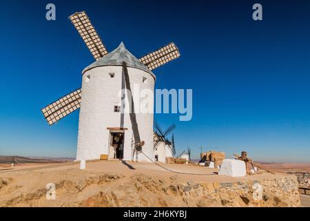 Windmühlen im Dorf Consuegra, Spanien Stockfoto