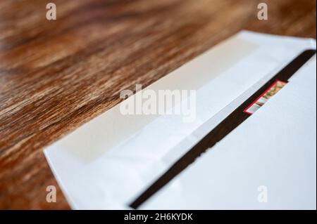 Leerer Umschlag, der versiegelt und per Post versendet werden kann. Dunkler Papierrand sichtbar. Stockfoto