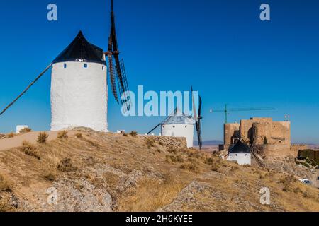 Windmühlen und Schloss in Consuegra Dorf, Spanien Stockfoto