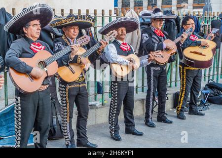 MADRID, SPANIEN - 24. OKTOBER 2017: Mariachi-Gruppe auf dem Platz Puerta del Sol in Madrid. Stockfoto