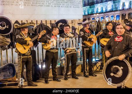 MADRID, SPANIEN - 24. OKTOBER 2017: Mariachi-Gruppe auf dem Platz Puerta del Sol in Madrid. Stockfoto