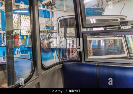 MADRID, SPANIEN - 25. OKTOBER 2017: Gondeln der Seilbahn Teleferico de Madrid in Madrid, Spanien Stockfoto