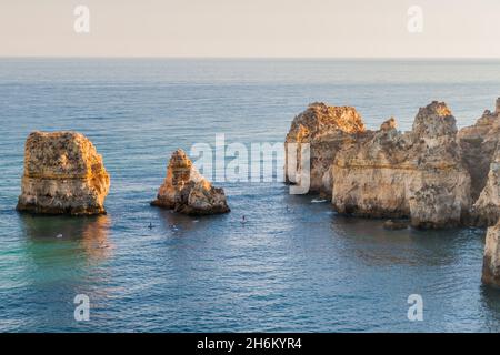 LAGOS, PORTUGAL - 7. OKTOBER 2017: Stand-up-Paddleboarding an den Klippen in der Nähe von Lagos, Portugal. Stockfoto