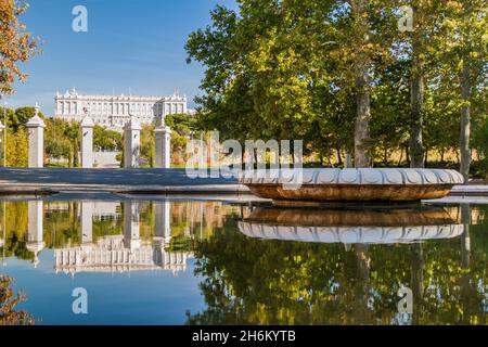 Königspalast in Madrid vom Vargas-Brunnen aus gesehen, Spanien Stockfoto