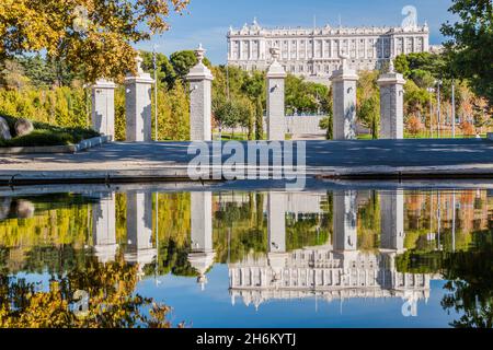 Königspalast in Madrid vom Vargas-Brunnen aus gesehen, Spanien Stockfoto