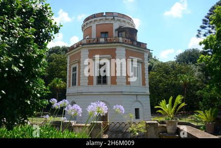 Turm der Castelluccia, der Königspalast von Caserta, erbaut vom Haus der Bourbon-zwei Sizilien als ihre Hauptresidenz als Könige von Neapel. Stockfoto