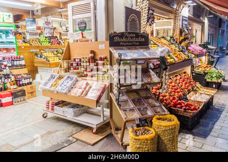 LOGRONO, SPANIEN - 30. OKTOBER 2017: Lebensmittelgeschäft am Zentralmarkt in Logrono. Stockfoto