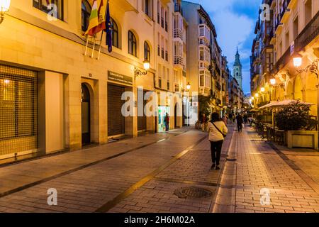 LOGRONO, SPANIEN - 30. OKTOBER 2017: Fußgängerzone Calle Portales im Zentrum von Logrono. Turm der Co-Kathedrale sichtbar. Stockfoto