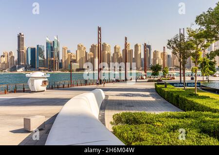 DUBA, VEREINIGTE ARABISCHE EMIRATE - 13. Nov 2021: Panoramablick auf die JBR Skyline von Bluewaters Island. Dubai - VAE. 13. November 2021. Stockfoto