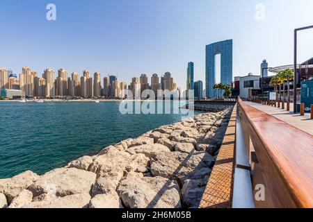 DUBA, VEREINIGTE ARABISCHE EMIRATE - 13. Nov 2021: Panoramablick auf die JBR Skyline von Bluewaters Island. Dubai - VAE. 13. November 2021. Stockfoto