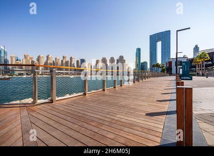 DUBA, VEREINIGTE ARABISCHE EMIRATE - 13. Nov 2021: Panoramablick auf die JBR Skyline von Bluewaters Island. Dubai - VAE. 13. November 2021. Stockfoto