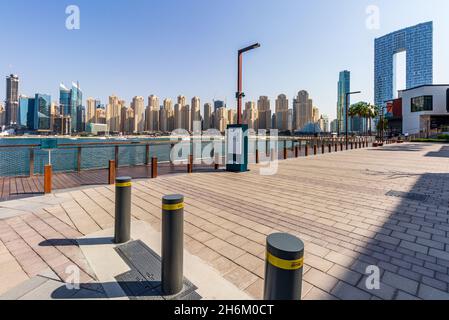 DUBA, VEREINIGTE ARABISCHE EMIRATE - 13. Nov 2021: Panoramablick auf die JBR Skyline von Bluewaters Island. Dubai - VAE. 13. November 2021. Stockfoto