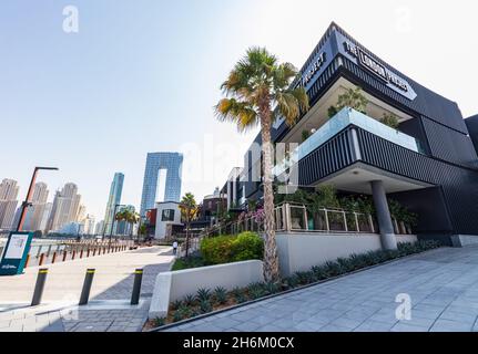 DUB, VEREINIGTE ARABISCHE EMIRATE - 13. Nov 2021: Blick auf das London Project Restaurant auf Bluewaters Island. Dubai - VAE. 13. November 2021. Stockfoto