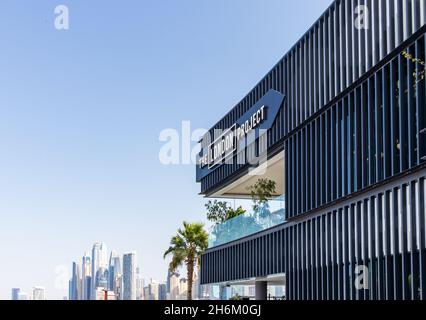 DUB, VEREINIGTE ARABISCHE EMIRATE - 13. Nov 2021: Blick auf das London Project Restaurant auf Bluewaters Island. Dubai - VAE. 13. November 2021. Stockfoto