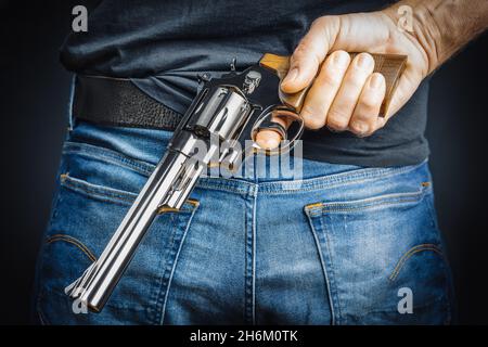 Mann mit einem Revolver in der Hand Stockfoto