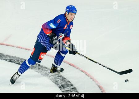 Mannheim, Deutschland. November 2021. Eishockey: Champions League, Adler Mannheim - Frölunda HC, Finalrunde, 16. Runde, erste Etappe, SAP Arena. Mannheims Ilari Melart spielt den Puck. Quelle: Uwe Anspach/dpa/Alamy Live News Stockfoto